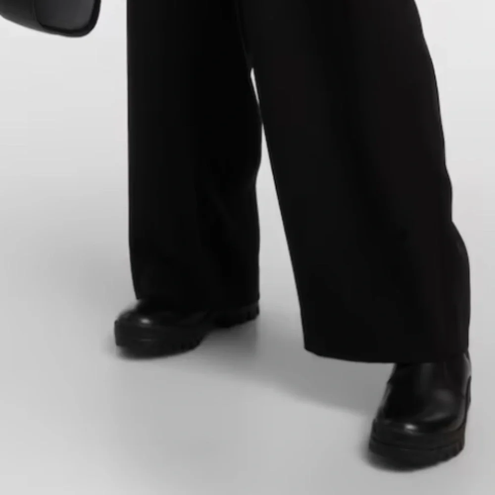 🔴SOLD🔴 THE ROW Greta Lug Sole Winter Chelsea Boot- Black - Picture 6 of 16